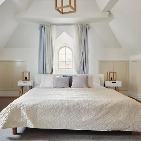 Open Plan In Old Town By Days